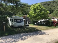 emplacement-grand-confort-caravane-3 © Camping Les Cerisiers du Jaur****